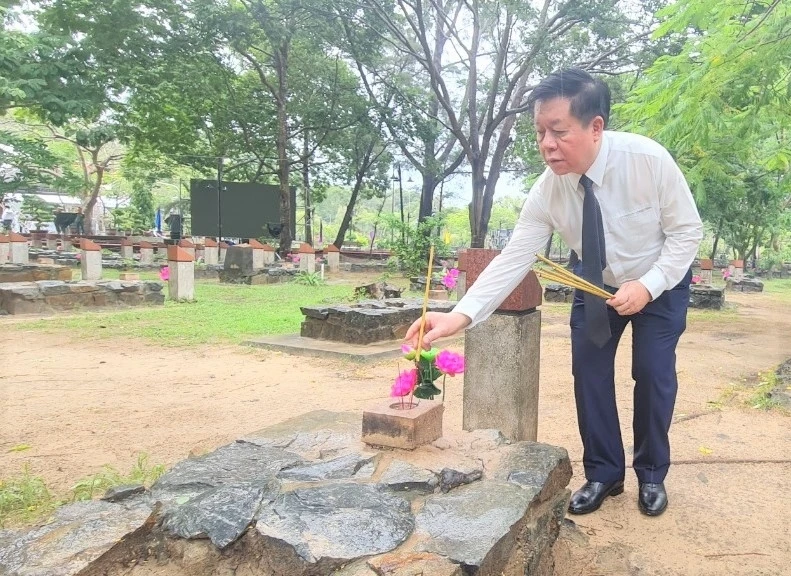 Đồng chí Nguyễn Trọng Nghĩa, Bí thư Trung ương Đảng, Trưởng Ban Tuyên giáo Trung ương thắp hương phần mộ các liệt sỹ tại Nghĩa trang Hàng Dương.