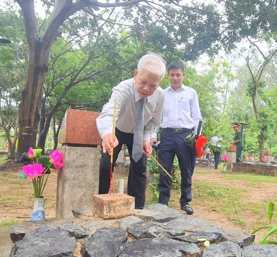 Đồng chí Nguyễn Minh Triết, nguyên Ủy viên Bộ Chính trị, nguyên Chủ tịch nước Cộng hòa xã hội chủ nghĩa Việt Nam thắp hương tại phần mộ các anh hùng liệt sỹ.