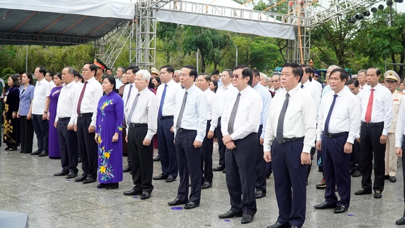 Đồng chí Võ Văn Thưởng, Ủy viên Bộ Chính trị, Chủ tịch nước Cộng hòa xã hội chủ nghĩa Việt Nam và các đồng chí nguyên lãnh đạo Đảng, Nhà nước ; lãnh đạo các bộ, ban, ngành Trung ương; lãnh đạo tỉnh Bà Rịa-Vũng Tàu và các địa phương; các đại biểu tham dự Lễ viếng.