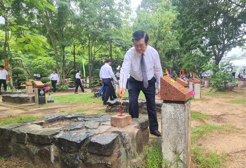 Đồng chí Trương Tấn Sang, nguyên Ủy viên Bộ Chính trị, nguyên Chủ tịch nước Cộng hòa xã hội chủ nghĩa Việt Nam thắp tưởng nhớ các anh hùng liệt sỹ.