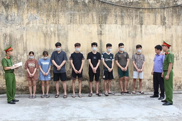 Cơ quan chức năng lấy lời khai các đối tượng trong vụ lừa đảo chiếm đoạt tài sản.