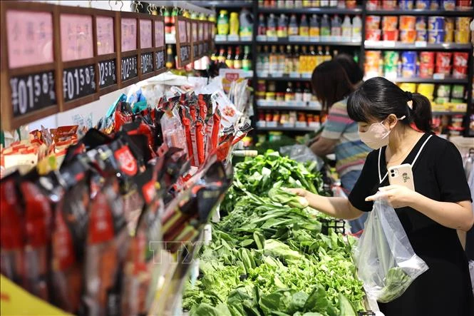 Người dân mua thực phẩm tại siêu thị ở tỉnh Sơn Đông, Trung Quốc, ngày 10/7/2023.