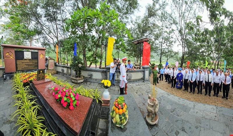 Chủ tịch nước Võ Văn Thưởng và các đại biểu đã kính cẩn nghiêng mình trước anh linh Tổng Bí thư Lê Hồng Phong, Nhà yêu nước Nguyễn An Ninh, Anh hùng liệt sĩ Võ Thị Sáu và các anh hùng, liệt sĩ.