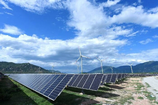 Đẩy nhanh tiến độ đàm phán để huy động nguồn năng lượng tái tạo chuyển tiếp đối với các doanh nghiệp đã đủ điều kiện thời gian qua.