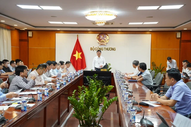 Bộ trưởng Bộ Công Thương Nguyễn Hồng Diên chủ trì, làm việc với Ủy ban Quản lý vốn Nhà nước tại doanh nghiệp và các doanh nghiệp liên quan đến việc cung ứng điện.