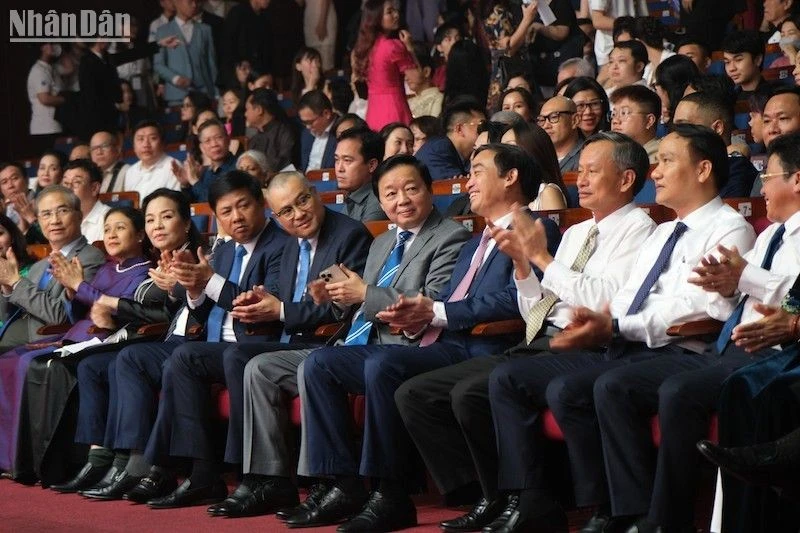 Phó Thủ tướng Chính phủ Trần Hồng Hà cùng các đại biểu dự lễ khai mạc tối 13/5.