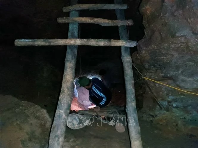 Hầm khai thác vàng sâu trong lòng đất tại bản Phiêng Chạng, xã Noong Hẻo, Sìn Hồ. Ảnh: TTXVN phát.