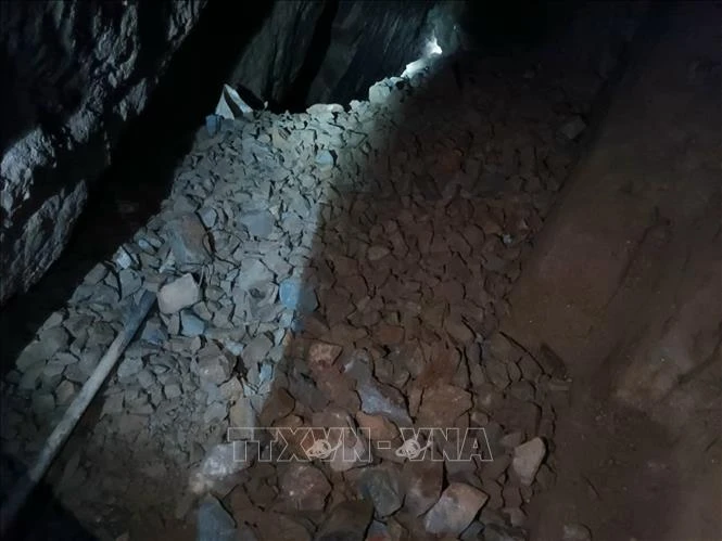Lực lượng chức năng phát hiện 1 tấn quặng vàng tại hầm khai thác vàng sâu trong lòng đất tại bản Phiêng Chạng, xã Noong Hẻo, Sìn Hồ. Ảnh: TTXVN phát.