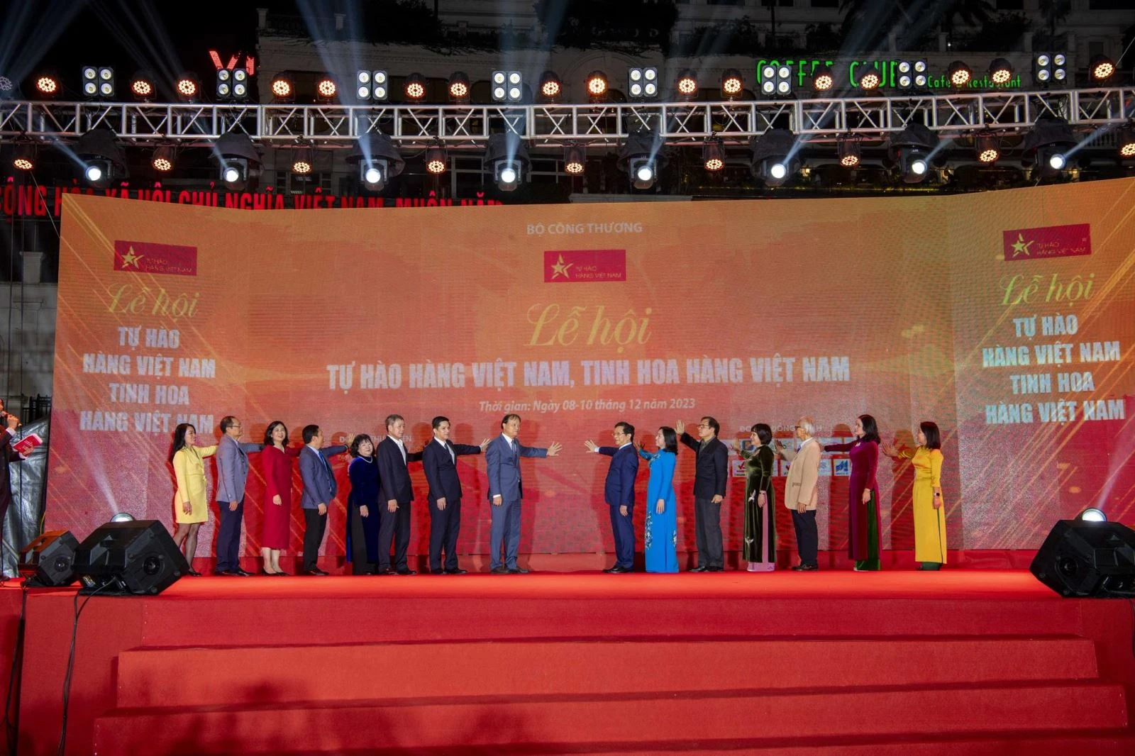 Các đại biểu thực hiện nghi thức khai mạc chương trình.