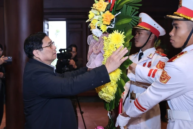 Thủ tướng cùng đoàn công tác dâng hương viếng các Anh hùng liệt sỹ tại Đền thờ liệt sỹ tại Chiến trường Điện Biên Phủ và Nghĩa trang liệt sỹ A1 ở thành phố Điện Biên Phủ - Ảnh VGP/Nhật Bắc
