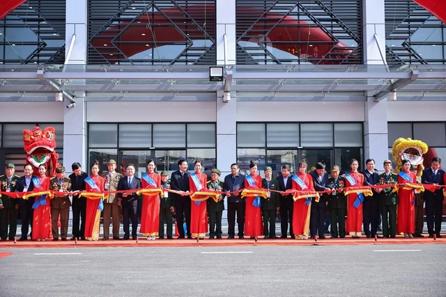 Thủ tướng Phạm Minh Chính và các đại biểu cắt băng khánh thành dự án - Ảnh VGP/Nhật Bắc