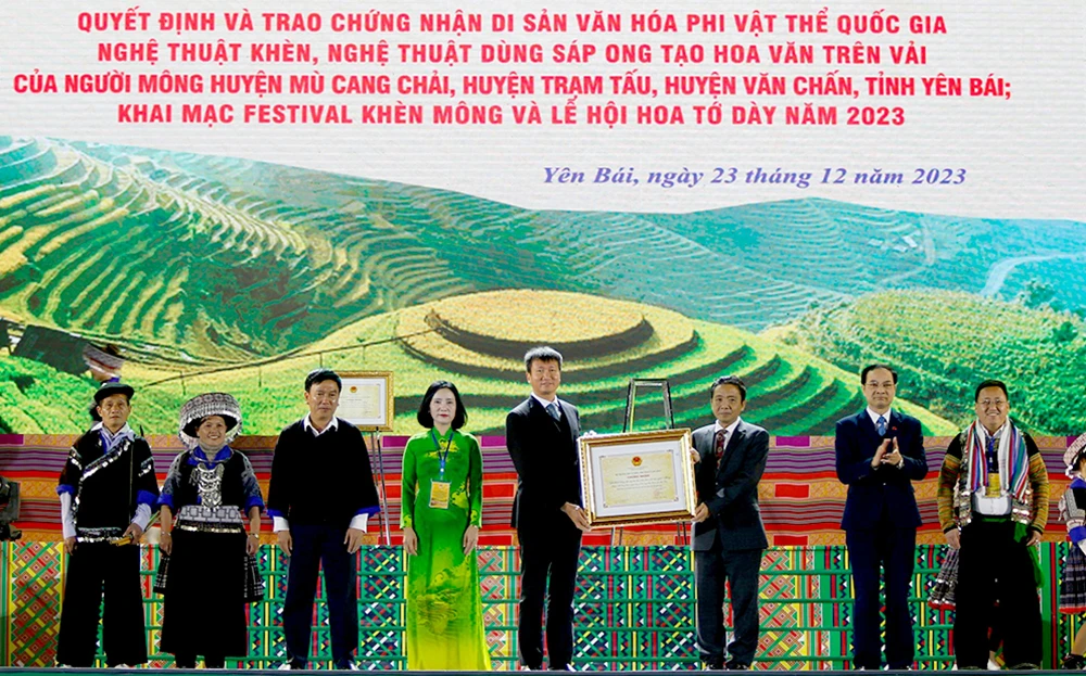 Thứ trưởng Bộ Văn hoá - Thể thao và Du lịch Hoàng Đạo Cương trao Chứng nhận "Nghệ thuật dùng sáp ong tạo hoa văn trên vải” của người Mông huyện Mù Cang Chải, huyện Trạm Tấu, huyện Văn Chấn, tỉnh Yên Bái cho tỉnh Yên Bái.