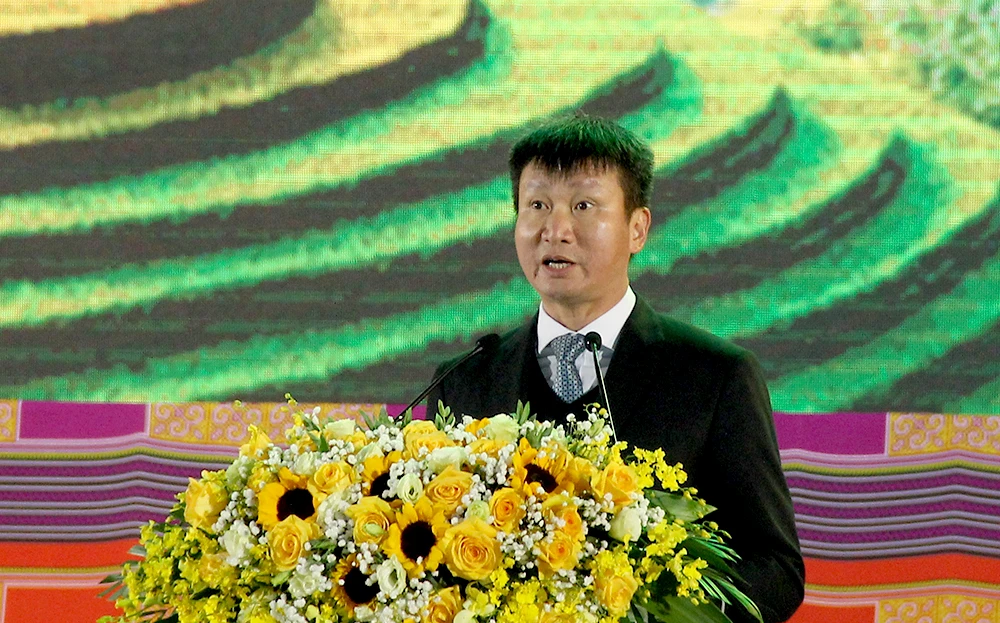 Chủ tịch UBND tỉnh Trần Huy Tuấn phát biểu tại buổi lễ.