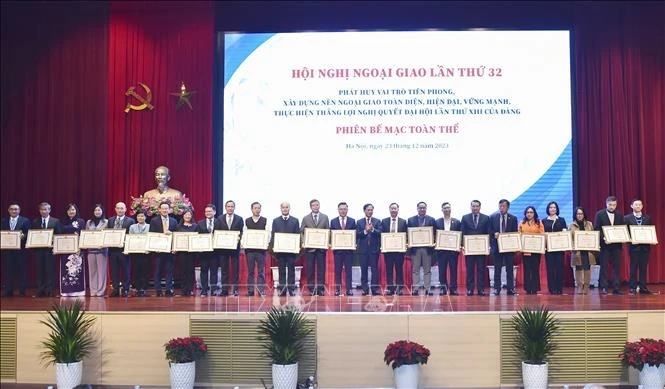 Bộ trưởng Bộ Ngoại giao Bùi Thanh Sơn trao tặng Bằng khen cho các tập thể và các cá nhân. Ảnh: An Đăng/TTXVN