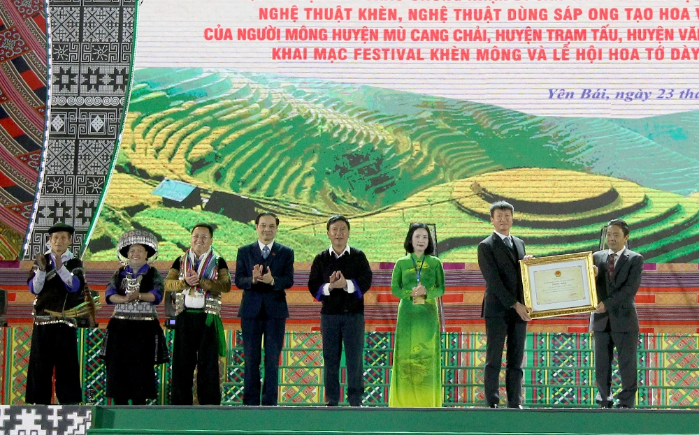 Thứ trưởng Bộ Văn hoá - Thể thao và Du lịch Hoàng Đạo Cương trao Chứng nhận Di sản văn hóa phi vật thể quốc gia "Nghệ thuật Khèn của người Mông" huyện Mù Cang Chải, huyện Trạm Tấu, huyện Văn Chấn, tỉnh Yên Bái.