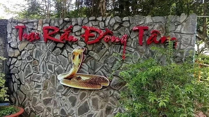 Trại rắn Đồng Tâm.