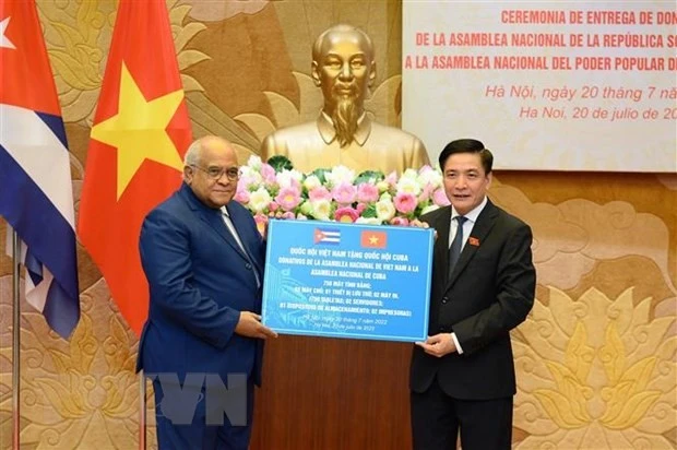 Tổng Thư ký Quốc hội kiêm Chủ nhiệm Văn phòng Quốc hội Bùi Văn Cường trao bảng tượng trưng quà tặng của Quốc hội Việt Nam cho Quốc hội Cuba cho Đại sứ đặc mệnh toàn quyền Cộng hòa Cuba tại Việt Nam Orlando Nicolás Hernández tháng 7/2022.