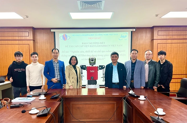 Nhóm nghiên cứu cùng sản phẩm robot IVASTBot.