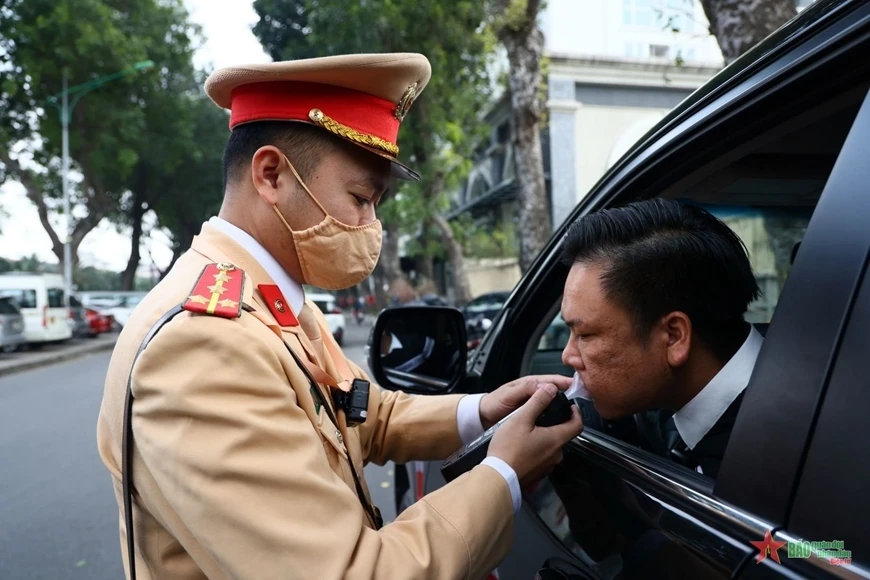 Sự vào cuộc kiên quyết của lực lượng chức năng đang dần thay đổi thói quen sử dụng rượu bia của người dân khi tham gia giao thông.