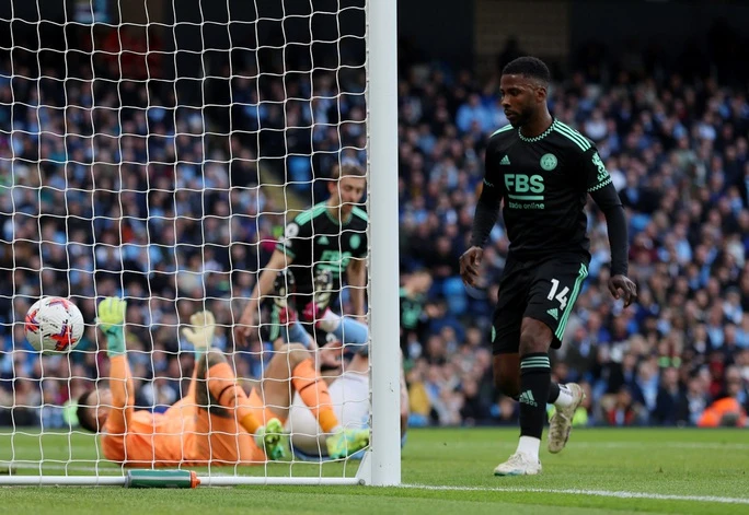 Kelechi Iheanacho rút ngắn cách biệt còn 1-3 cho Leicester.