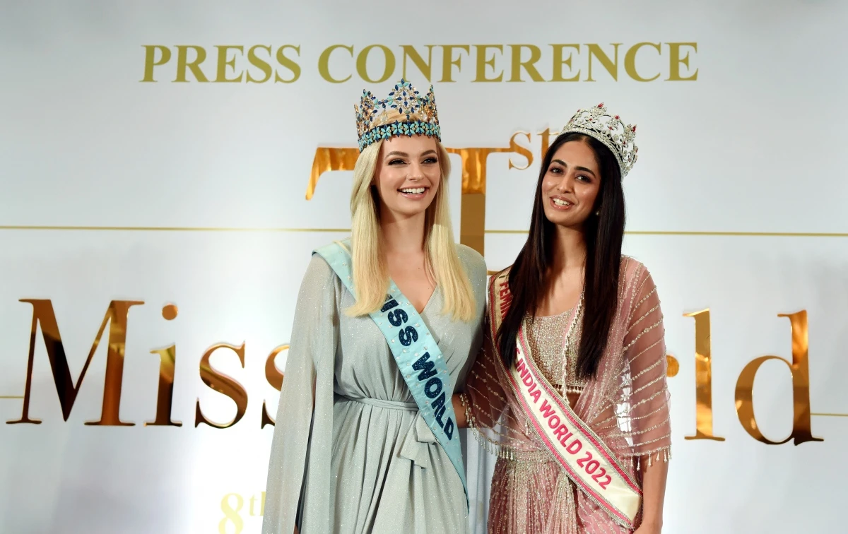 Hoa hậu Thế giới 2022 Karolina Bielawska and Hoa hậu Thế giới Ấn Độ 2022 Sini Shetty tại lễ công bố đăng cai Miss World 2023 của Ấn Độ.