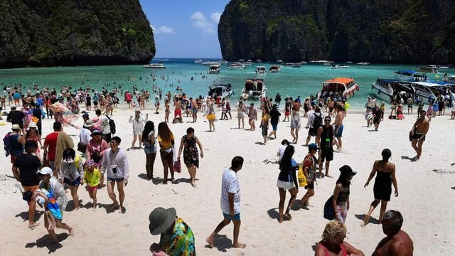 Vịnh Maya tại thời kỳ quá tải du lịch vào năm 2018.