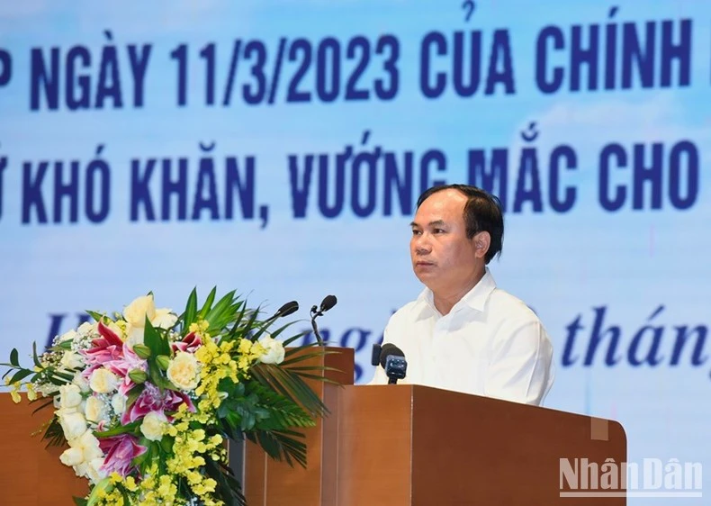 Đại diện lãnh đạo Bộ xây dựng trình bày báo cáo kết quả thực hiện Nghị Quyết số 33/NQ-CP ngày 11/3/2023 của Chính phủ.