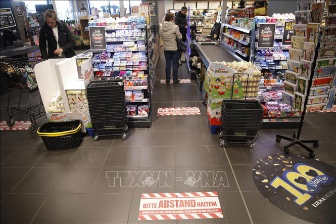 Người dân mua sắm tại siêu thị ở Berlin, Đức. Ảnh: AFP/TTXVN