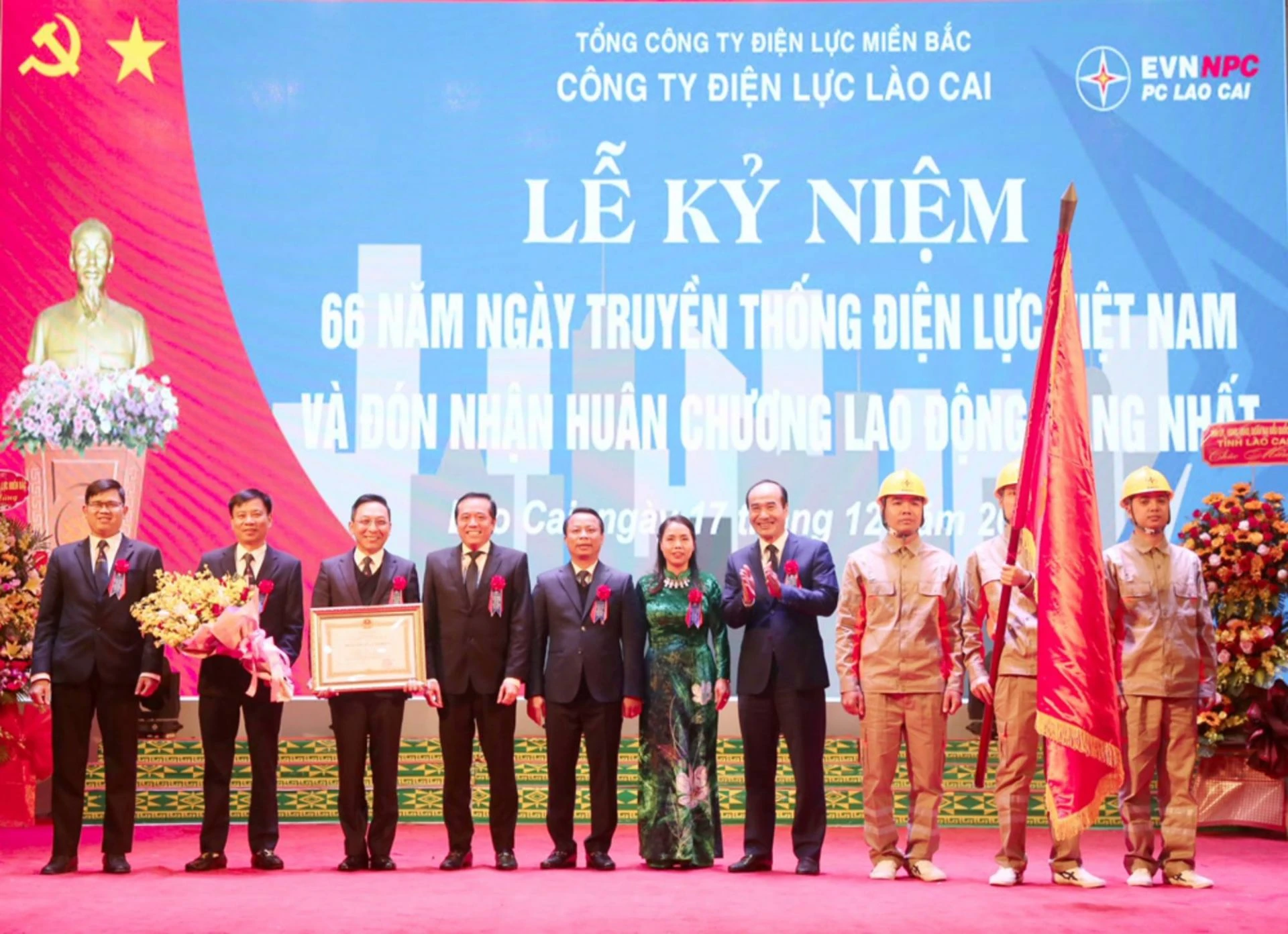 Công ty Điện lực Lào Cai nhận Huân chương Lao động hạng Nhất.jpeg
