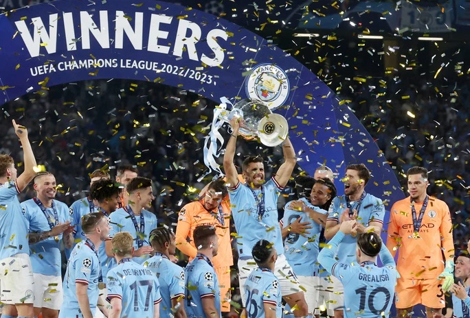 "Người hùng" Rodri và cúp vô địch Champions League.