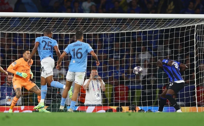 Lukaku đánh đầu trống trải vẫn không thể ghi bàn.