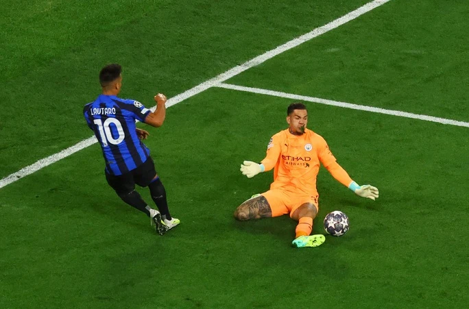Lautaro Martinez không thắng ở tình huống đối mặt với thủ thành Ederson.