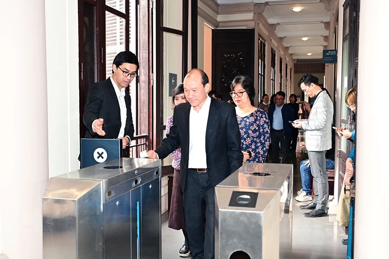 Các đại biểu tham quan Bảo tàng bằng vé điện tử in tại quầy. (Ảnh: TITC)