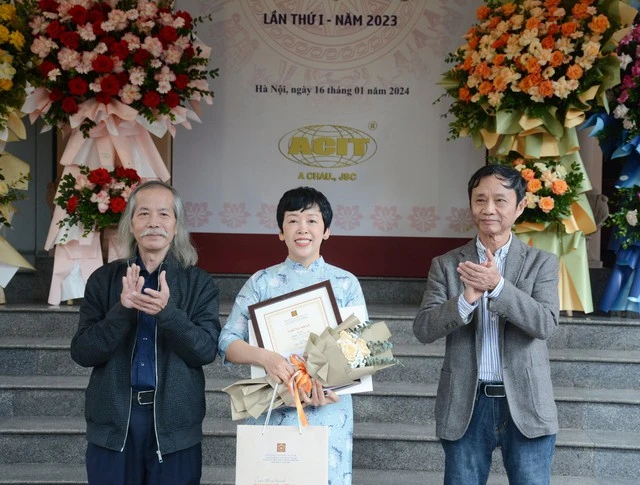 Tác giả Lê Thị Thanh nhận giải nhất với tác phẩm "Nghìn xưa lưu dấu" - Ảnh: VGP/TT