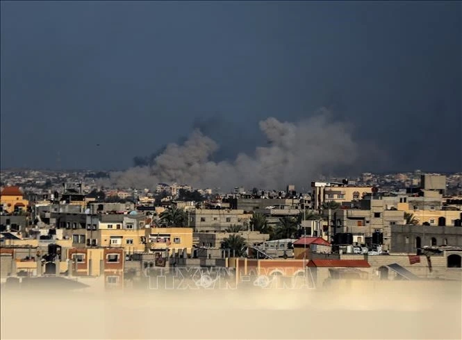 Khói bốc lên sau vụ không kích của Israel xuống thành phố Khan Younis, Dải Gaza ngày 15/1/2024. Ảnh: THX/TTXVN