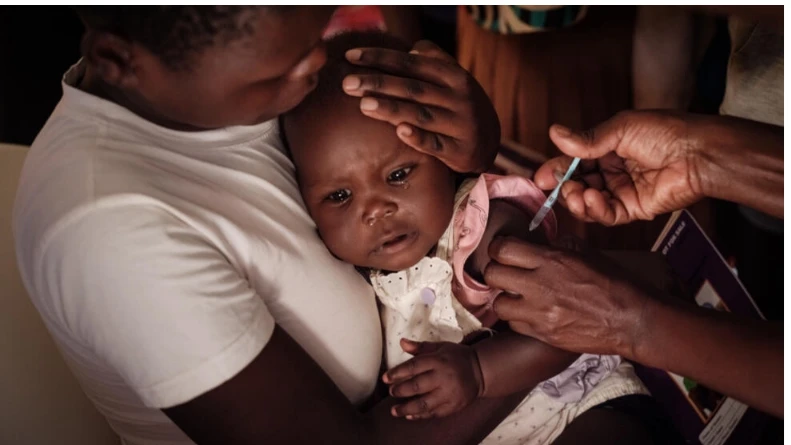 Một trẻ em ở Kenya được tiêm vaccine phòng sốt rét. (Ảnh: AFP)