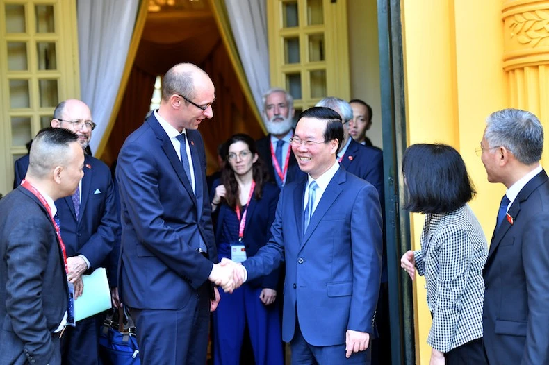 Chủ tịch nước Võ Văn Thưởng với Chủ tịch Hội đồng Quốc gia Thụy Sĩ Martin Candinas tại Phủ Chủ tịch.