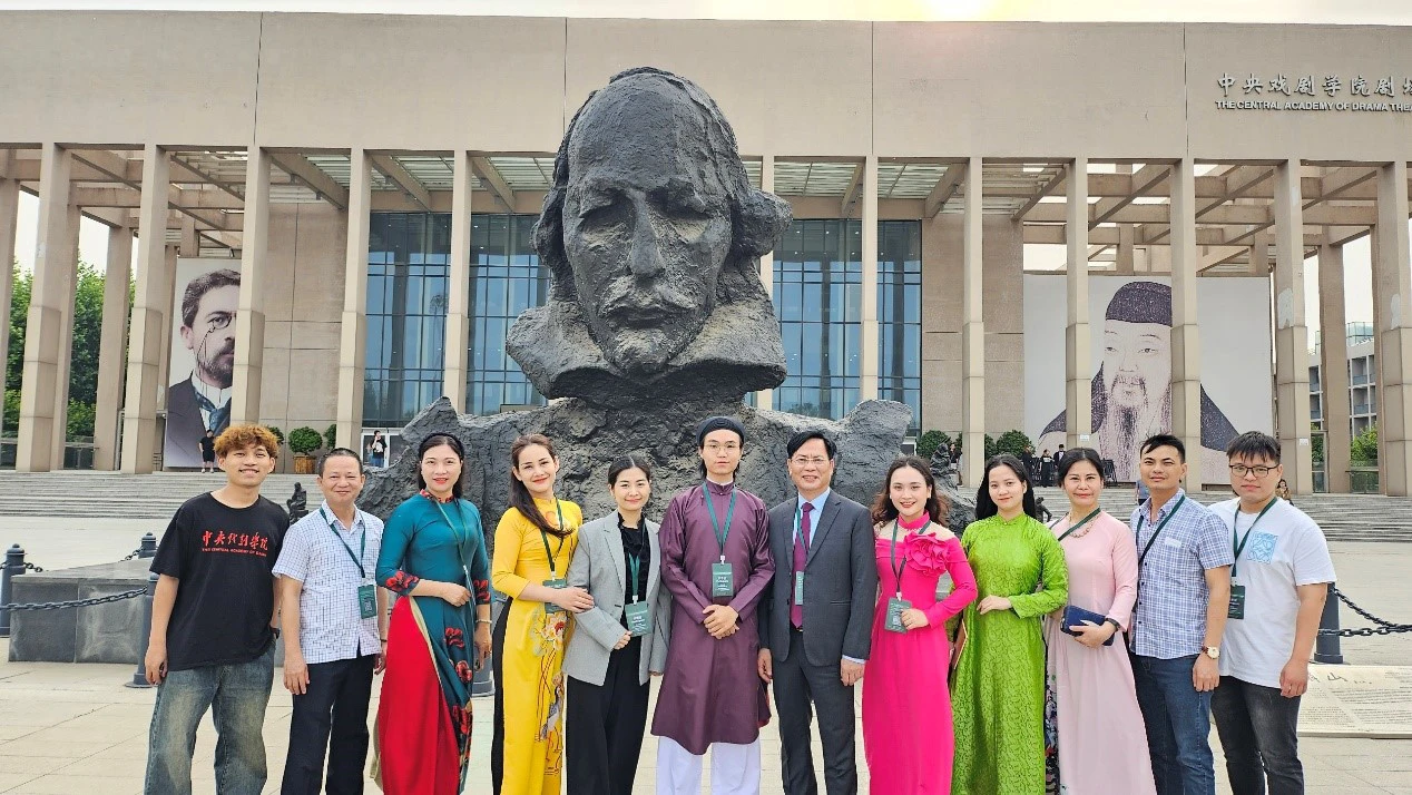 Thầy và trò trường Đại học Sân khấu - Điện ảnh Hà Nội tham dự Liên hoan Sân khấu các Trường Sân khấu châu Á lần thứ VII. Ảnh: ĐHSKĐA
