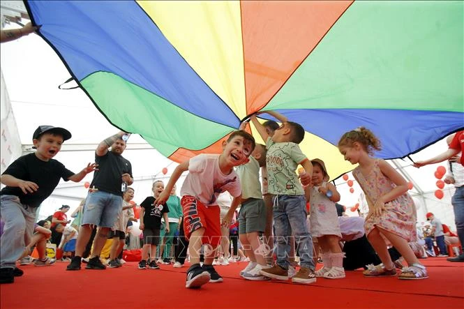 Trẻ em vui chơi tại một sự kiện ngoài trời nhân ngày Quốc tế Thiếu nhi ở Bucharest, Romania ngày 1/6/2024. Ảnh: THX/TTXVN