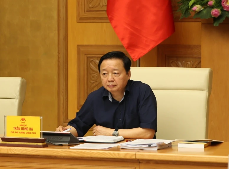 Phó Thủ tướng đặc biệt lưu ý đến việc phải tính toán kỹ lưỡng quy định về miễn, giảm tiền sử dụng đất đối với việc thu hút các dự án đầu tư, trong đó có những trường hợp chuyển tiếp - Ảnh VGP/Nguyễn Hoàng