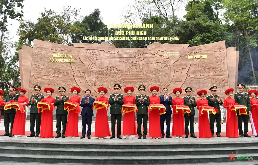 Lãnh đạo Quân ủy Trung ương, Bộ Quốc phòng và lãnh đạo tỉnh Phú Thọ cắt băng khánh thành Bức phù điêu “Bác Hồ nói chuyện với cán bộ, chiến sĩ Đại đoàn Quân Tiên Phong".