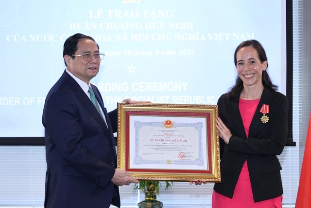 Thủ tướng Phạm Minh Chính trao Huân chương Hữu nghị của Nhà nước Việt Nam cho bà Aurélia Nguyễn, Giám đốc Chiến lược Chương trình Liên minh toàn cầu về vaccine và tiêm chủng.