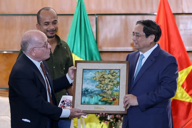 Thủ tướng Phạm Minh Chính tặng ông Pedro de Olivera, Tổng thư ký Hội Hữu nghị Brazil-Việt Nam bức tranh cây tre, biểu trưng cho hình ảnh Việt Nam, đường lối ngoại giao của Việt Nam.