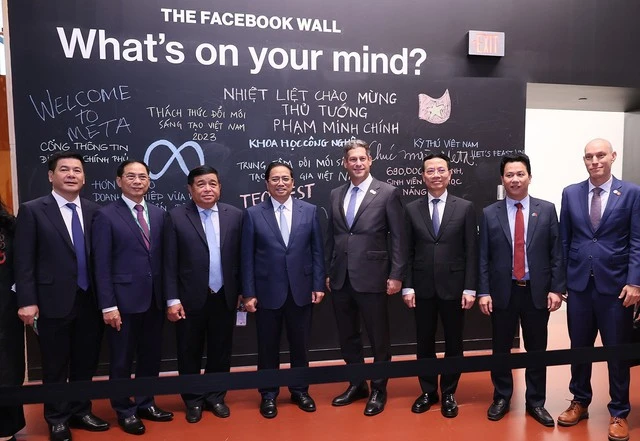Thủ tướng Phạm Minh Chính cùng các đại biểu trước tấm bảng ghi rõ các đối tác quan trọng và hoạt động hợp tác nổi bật của Meta tại Việt Nam.