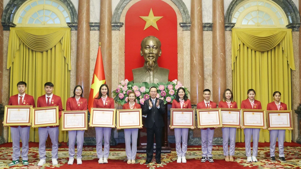 Chủ tịch nước Võ Văn Thưởng trao huân chương cho các vận động viên tiêu biểu.