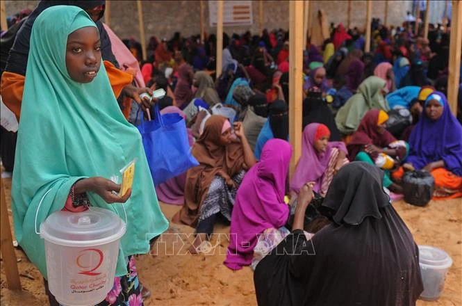Người dân đợi nhận thực phẩm cứu trợ tại Mogadishu, Somalia.