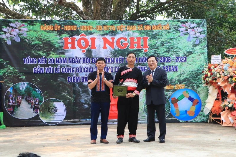 Trao chứng nhận Giải thưởng du lịch cộng đồng ASEAN cho đại diện bản Sin Suối Hồ.