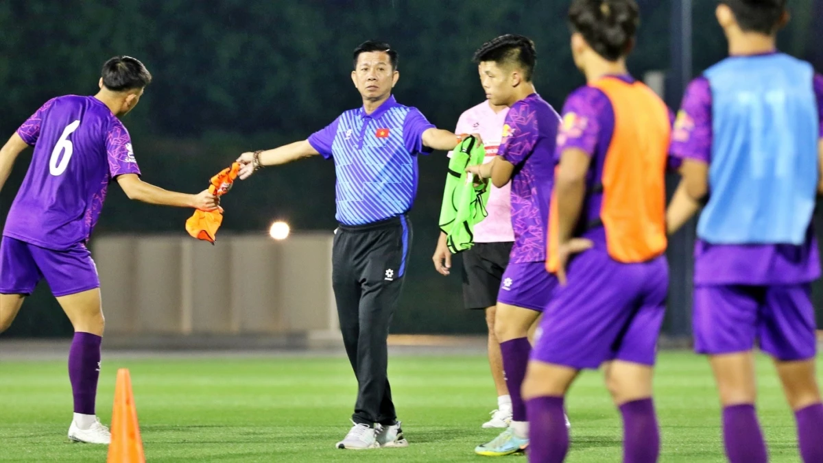 Thầy trò HLV Hoàng Anh Tuấn chuẩn bị bước vào cuộc so tài với U23 Jordan (Ảnh: VFF).