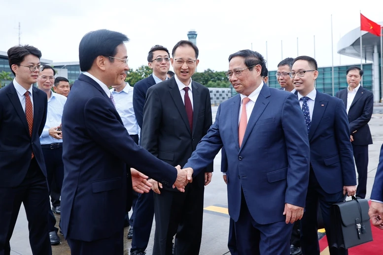 Bộ trưởng, Chủ nhiệm VPCP Trần Văn Sơn tiễn Thủ tướng Phạm Minh Chính tại Sân bay quốc tế Nội Bài - Ảnh: VGP/Nhật Bắc