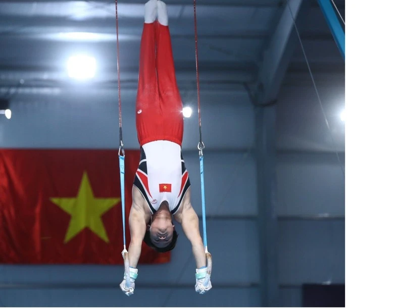 Nguyễn Văn Khánh Phong thực hiện bài thi vòng treo đạt 14,2 điểm.